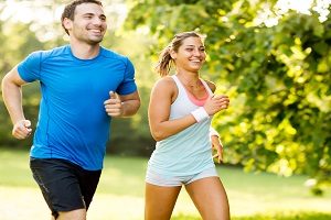Zwei Sportliche personen joggen gemeinsam