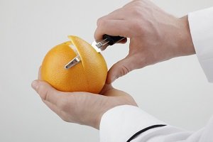 Schälen einer Orange.