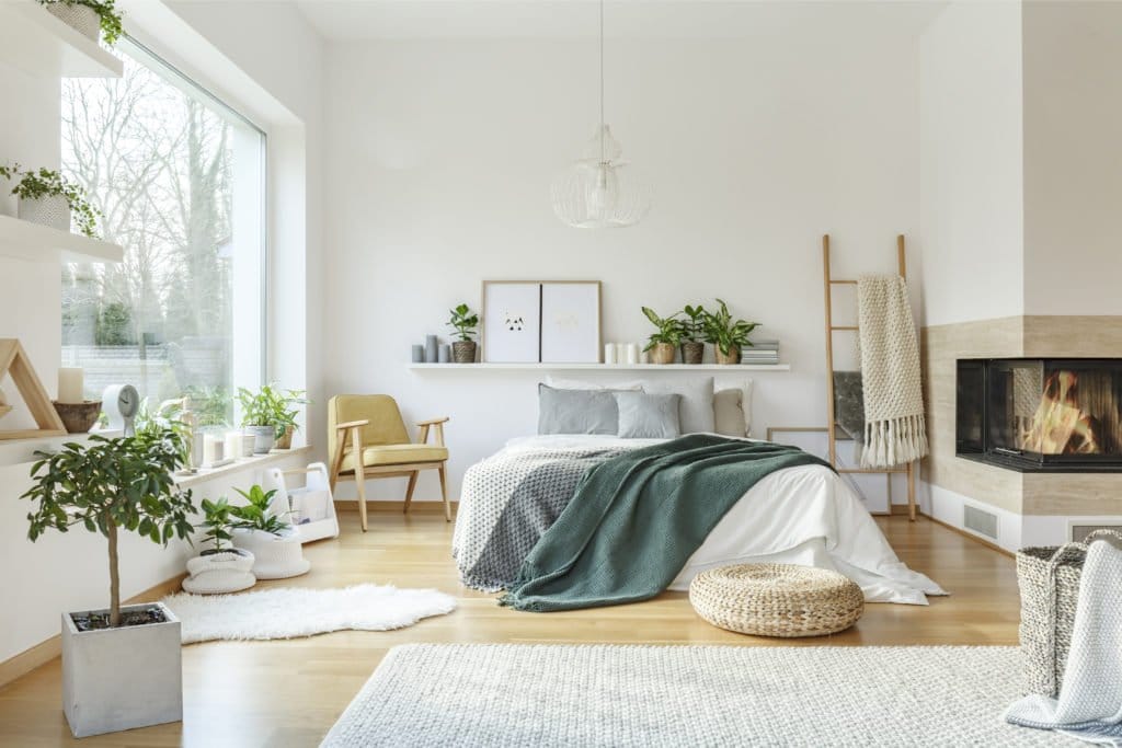 Ein helles Schlafzimmer einrichten: Tipps für mehr Licht und Wohlbefinden