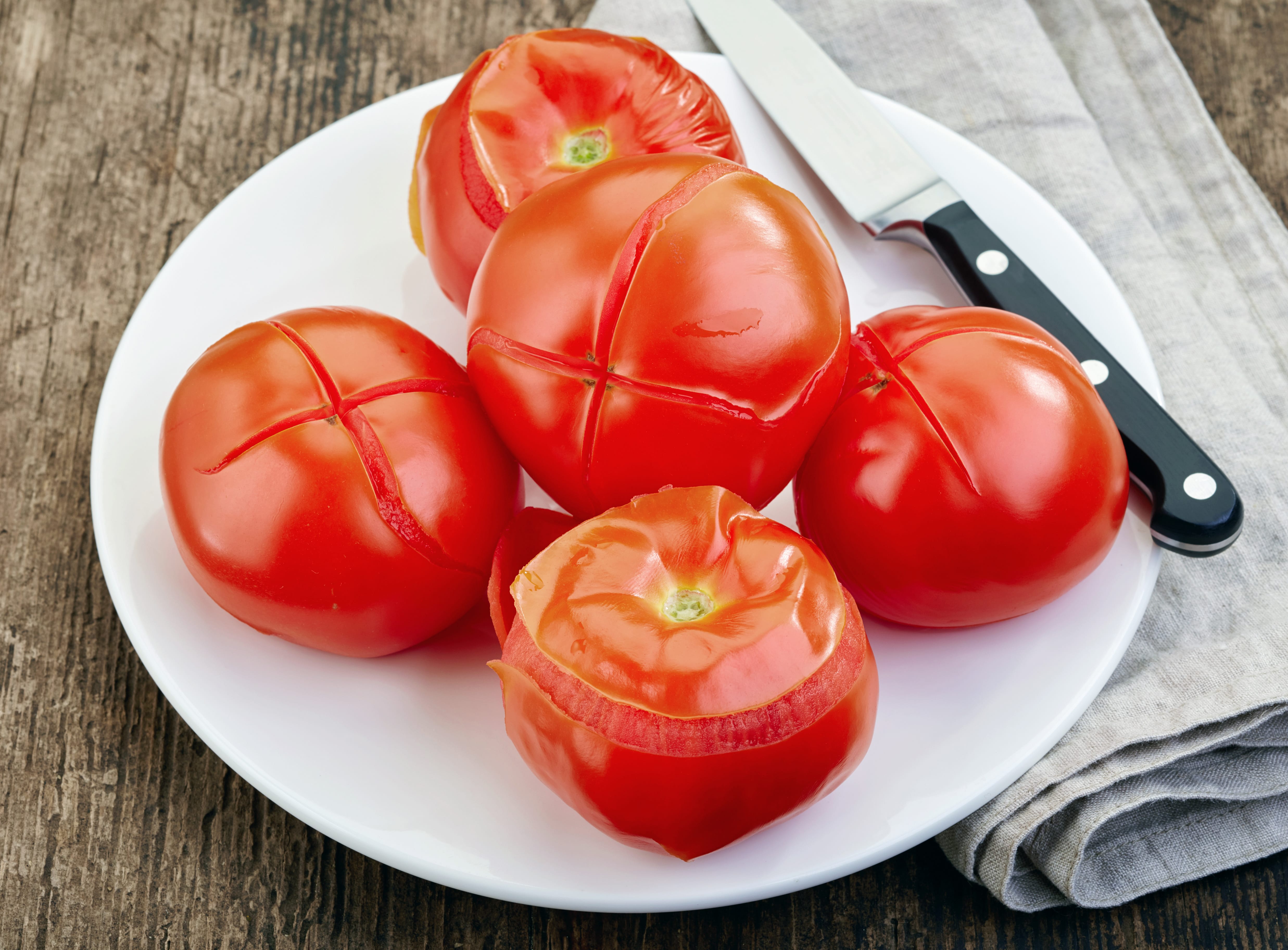 Tomaten und Paprika schälen - So geht&amp;#39;s - Haushaltstipps.net